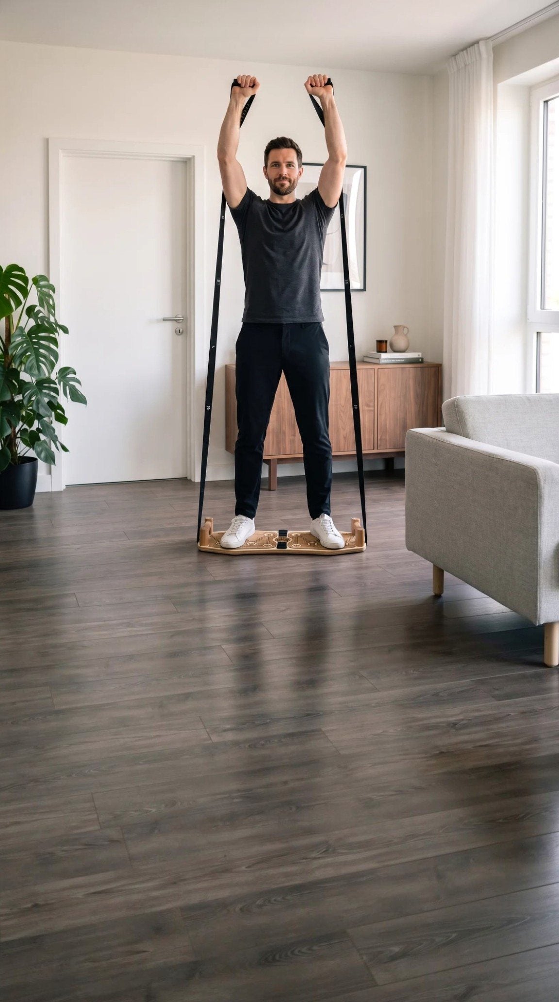 Mann drückt auf dem Sportboard 4 Fitness zwei Bänder über den Kopf