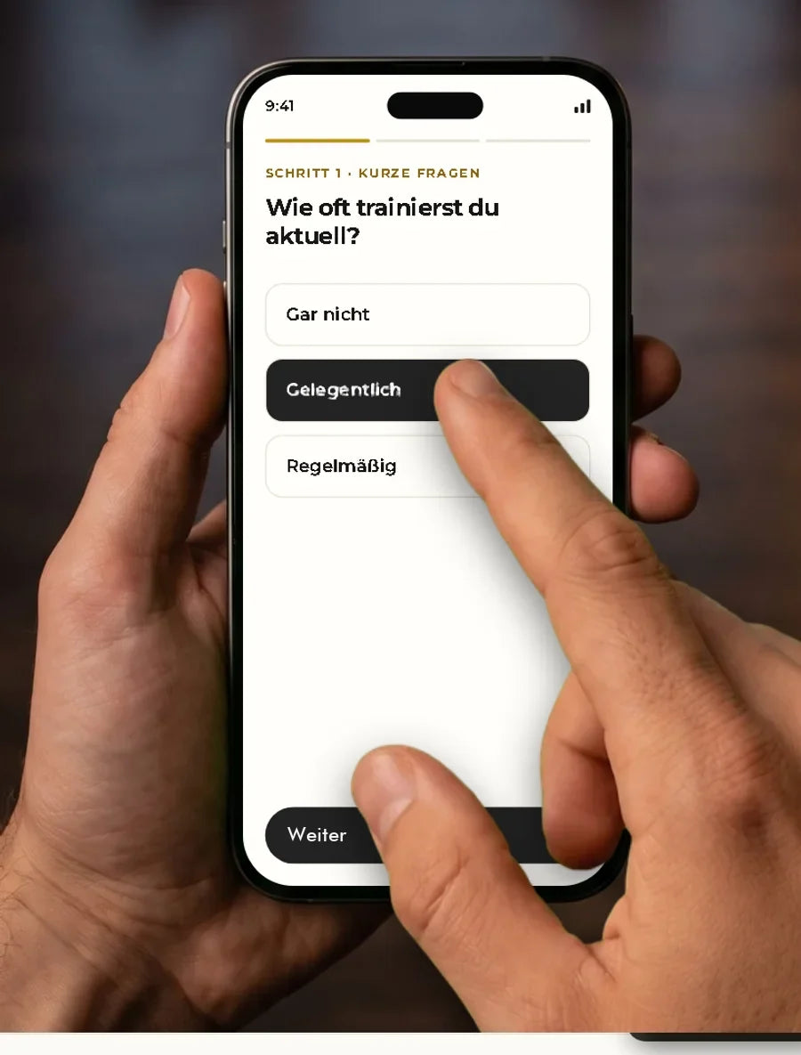 Fitness-Check auf dem Smartphone: Frage „Wie oft trainierst du aktuell?“, ein Finger tippt auf „Gelegentlich“, darunter der Knopf „Weiter“