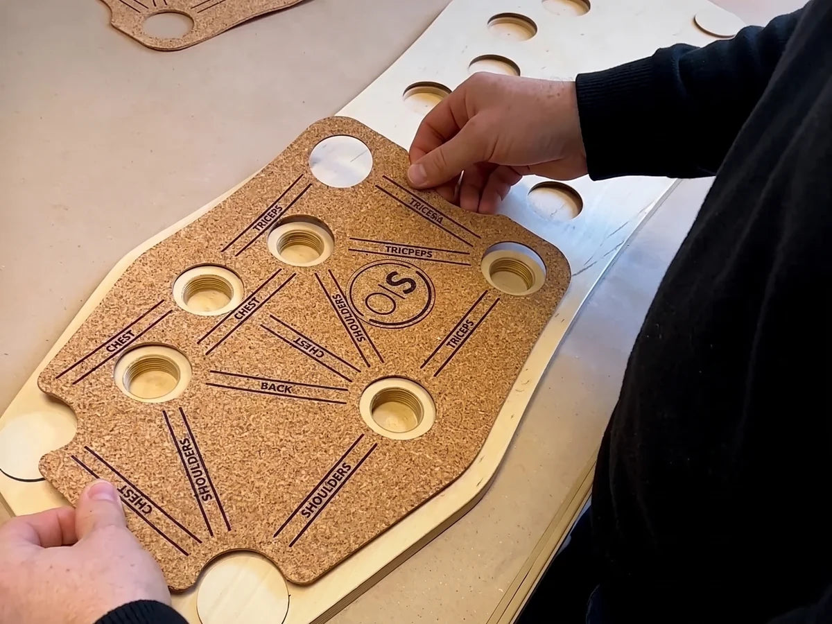 Die Korkauflage wird passgenau auf das Board gelegt