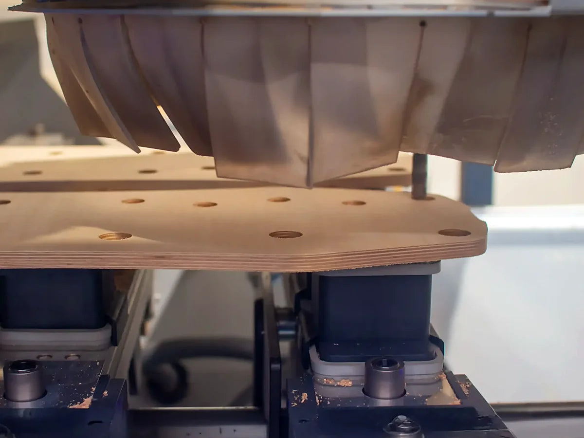 Die CNC-Fräse bringt einen Board-Rohling in Form