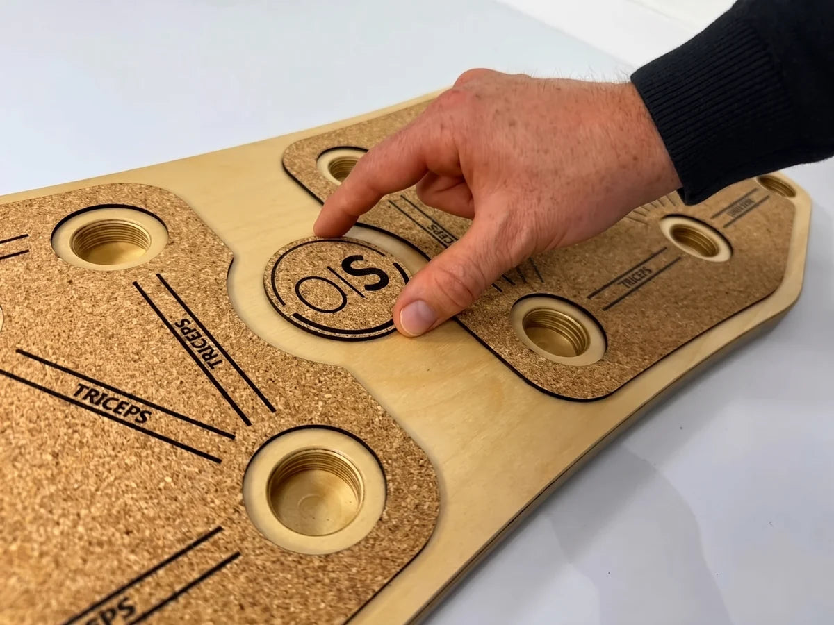 Eine Hand prüft die Korkauflage mit dem OS-Logo