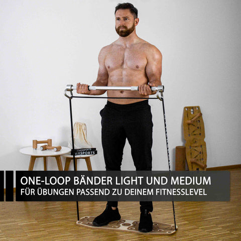 Bizeps Curls mit der Fitnessstange und Fitnessbänder