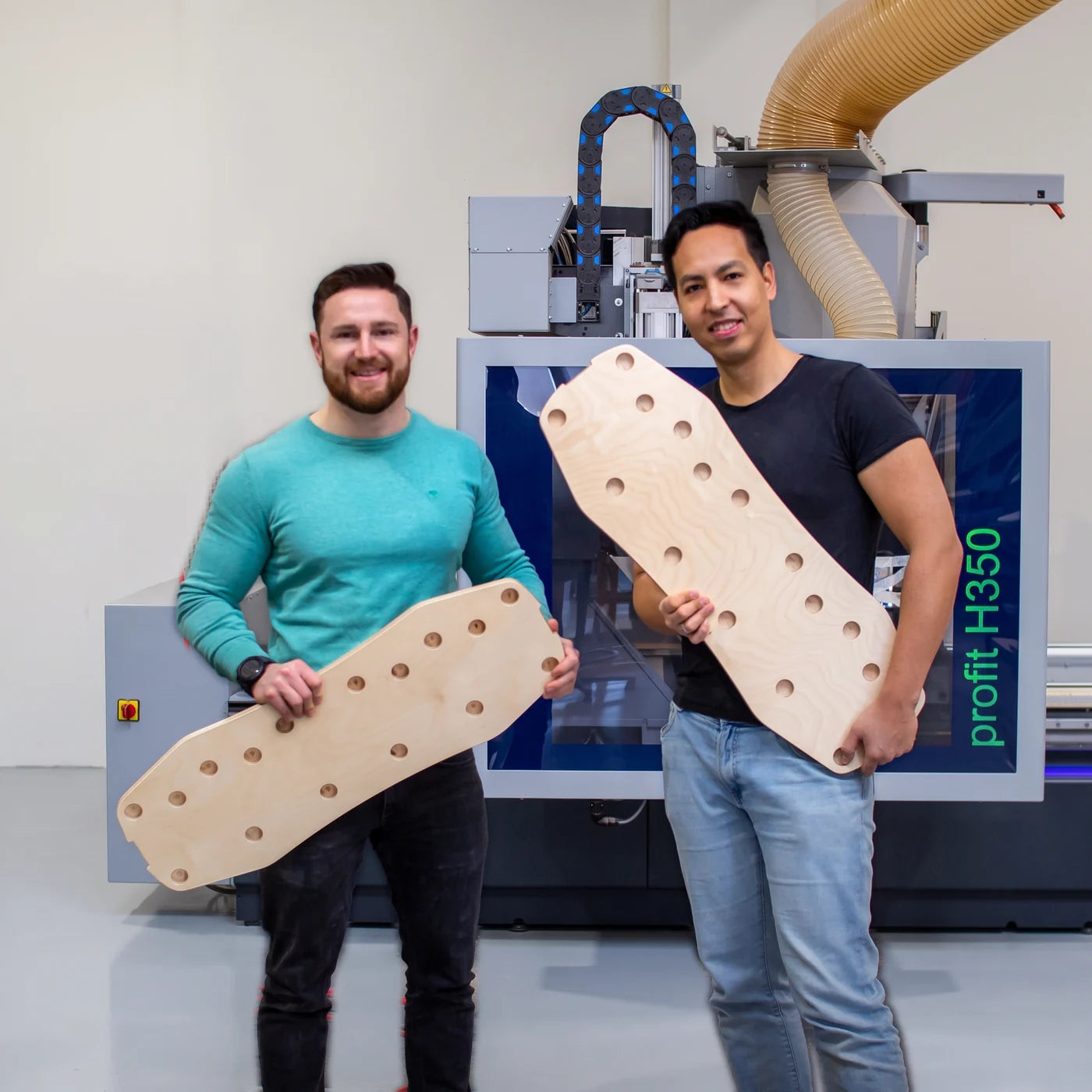 Christian Warth und Ronny Herrmann mit zwei Board-Rohlingen vor der CNC-Fräse in Baden-Württemberg