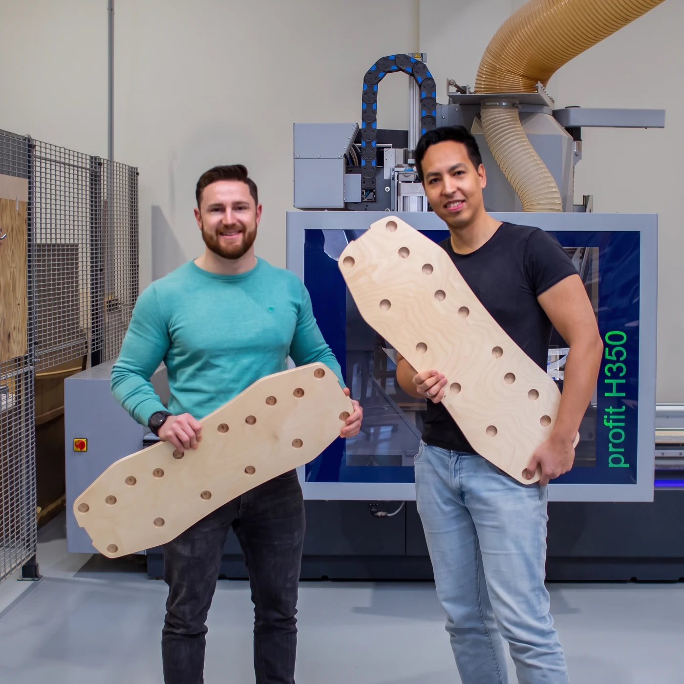 Christian Warth und Ronny Herrmann mit zwei Board-Rohlingen vor der CNC-Fräse in Baden-Württemberg