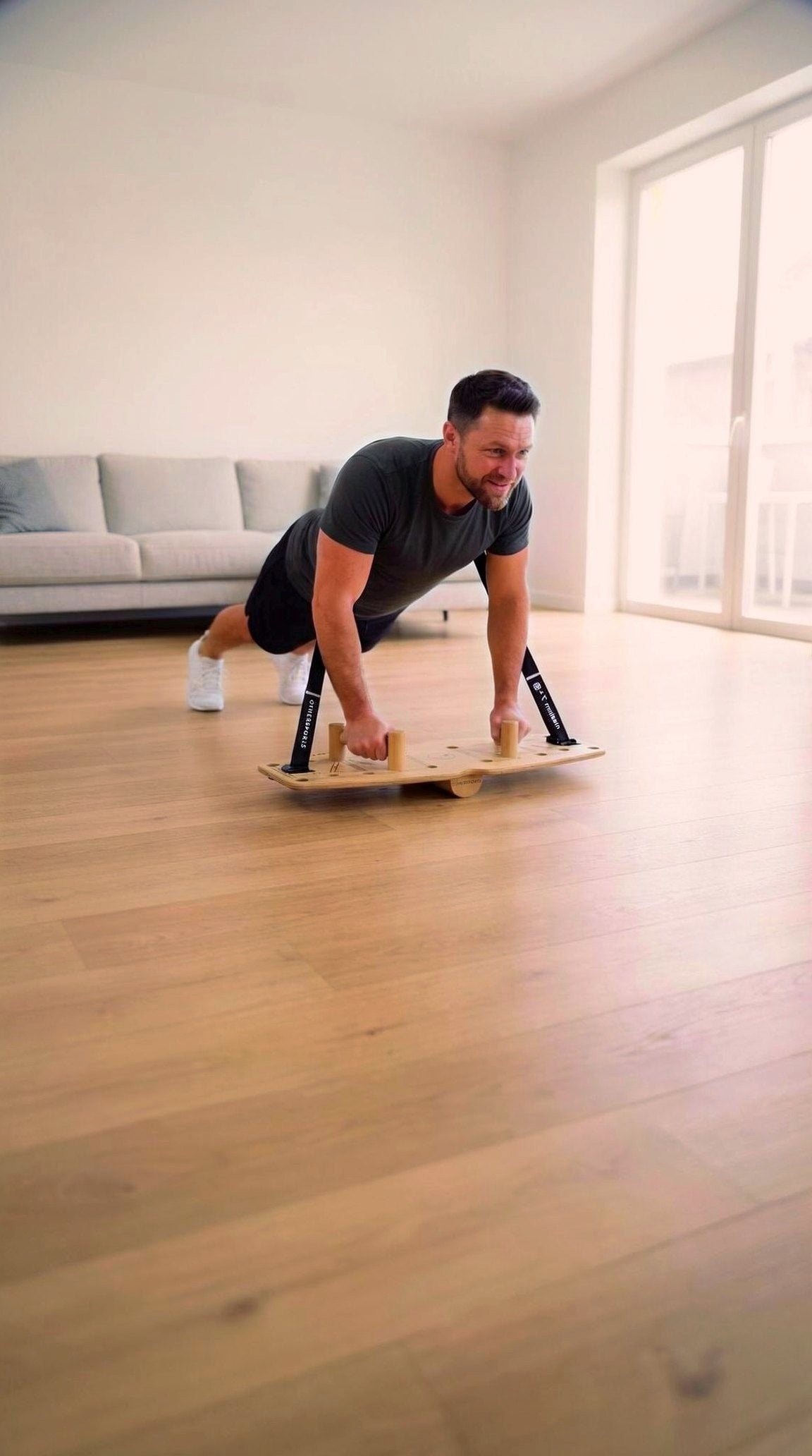 Mann macht Liegestütze auf dem Push up Board Pro 3 mit Holzgriffen, Band am Clip und Halbrolle